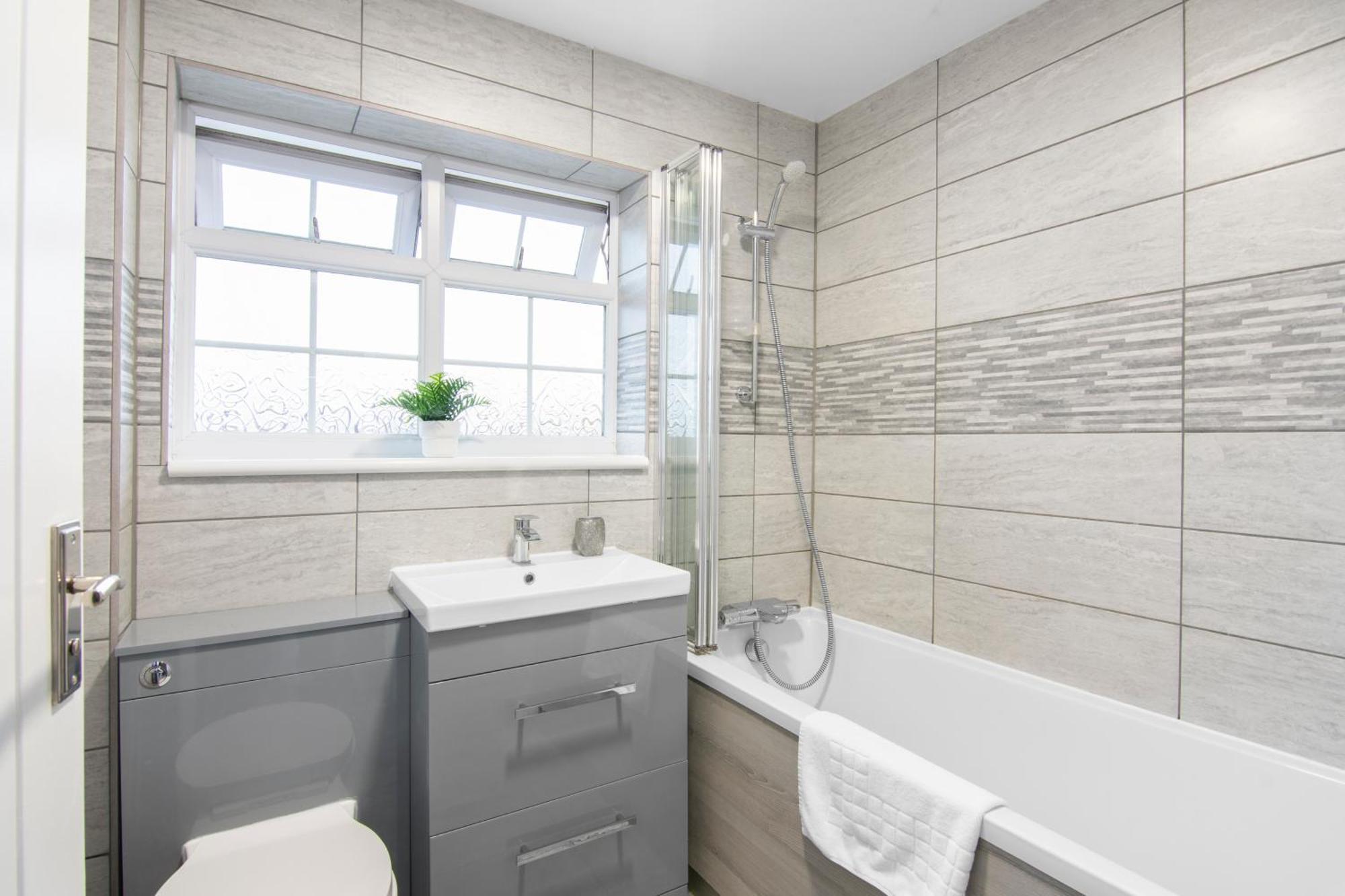 Onsitestays - Spacious 3 Bed House With Garden, Wifi & 4 Plus Parking グレーブゼンド エクステリア 写真