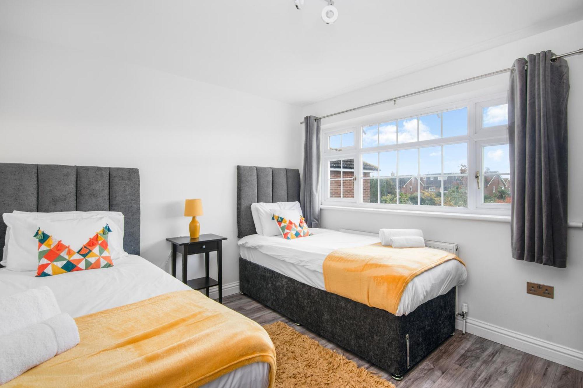 Onsitestays - Spacious 3 Bed House With Garden, Wifi & 4 Plus Parking グレーブゼンド エクステリア 写真