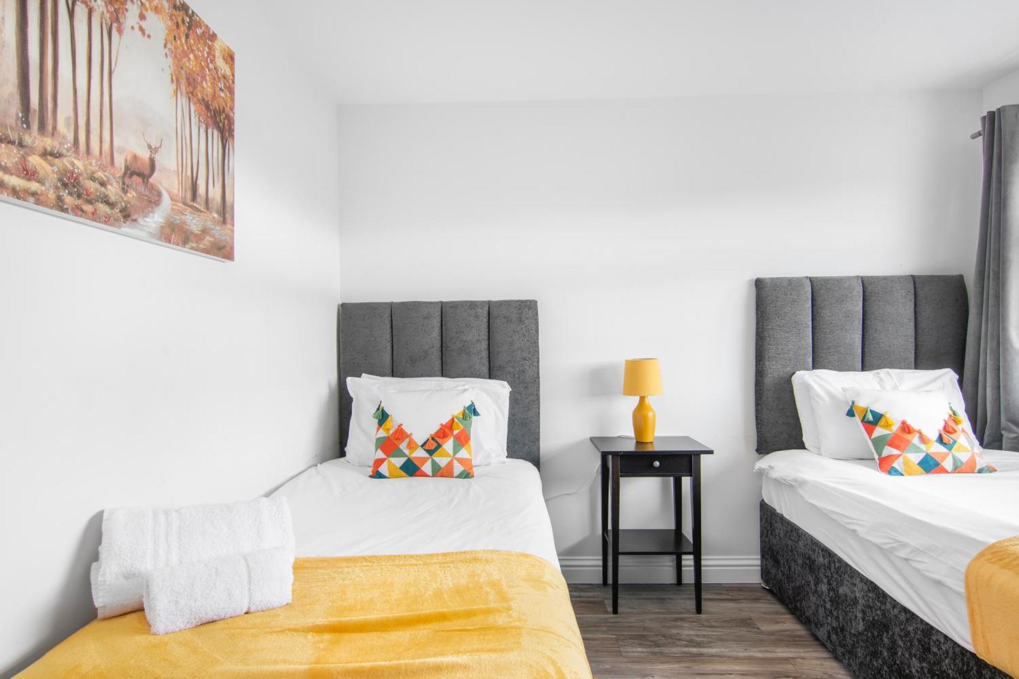 Onsitestays - Spacious 3 Bed House With Garden, Wifi & 4 Plus Parking グレーブゼンド エクステリア 写真